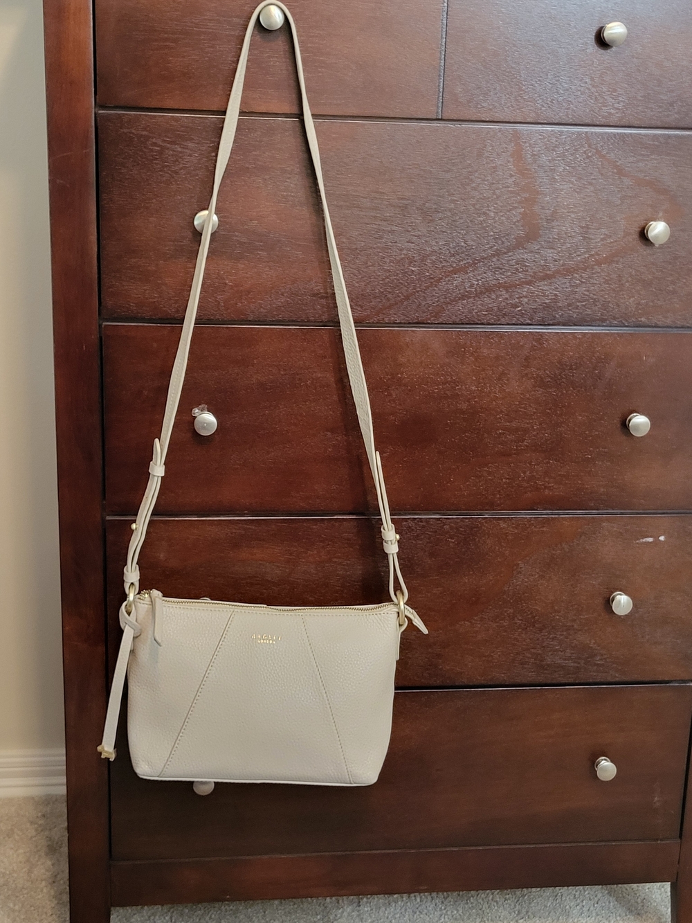 RADLEY LONDON Pebbled Leather Crossbody Bag in Dove Grey with Adjustable Strap - Picture 4 of 10
